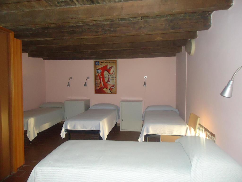 Protezione Della Giovane - Female Hostel Verona Room photo